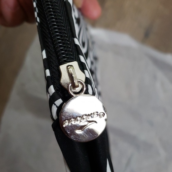 Brooks toiletry/cosmetics bag black and white NWOT - Picture 3 of 4